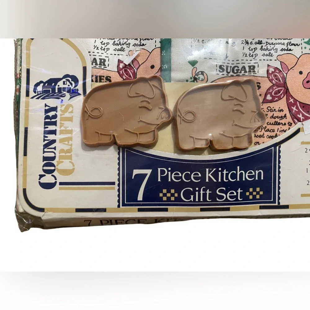 Vintage Country Crafts Kitchen Gift Set Pig Theme Towels Spoon Pot Holders NEW